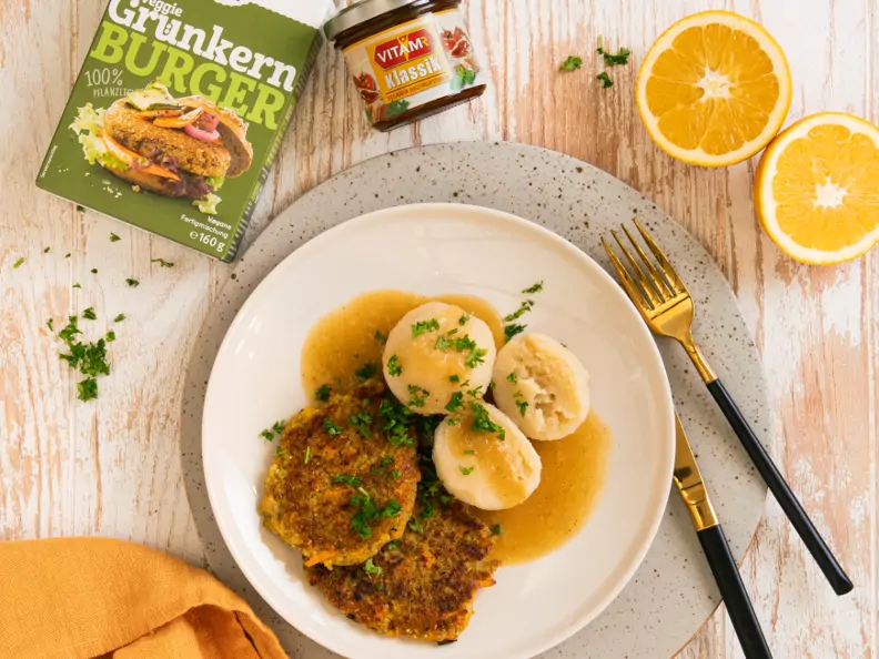 Grünkernbratlinge mit Orangensauce und Kartoffelknödel