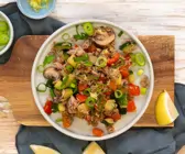 Thunfischpfanne mit Gemüse und Kräutern
