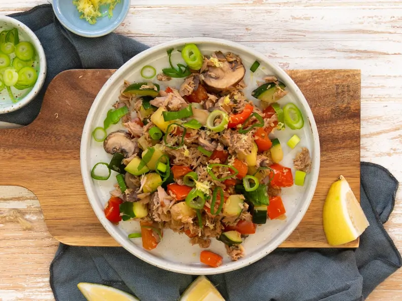 Thunfischpfanne mit Gemüse und Kräutern