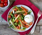 Spargel-Möhren-Salat mit Burrata