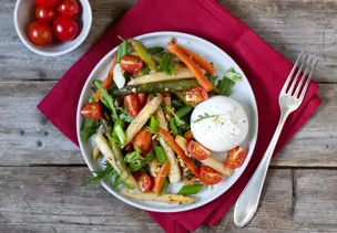 Spargel-Möhren-Salat mit Burrata
