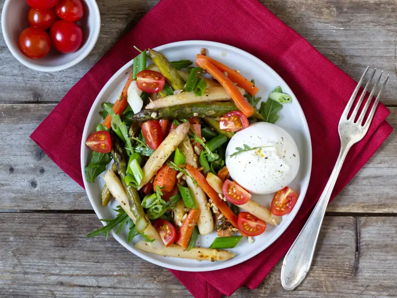 Spargel-Möhren-Salat mit Burrata