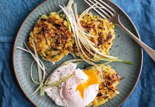 Kartoffel-Chinakohl-Rösti mit pochiertem Ei