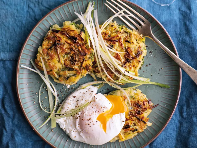 Kartoffel-Chinakohl-Rösti mit pochiertem Ei