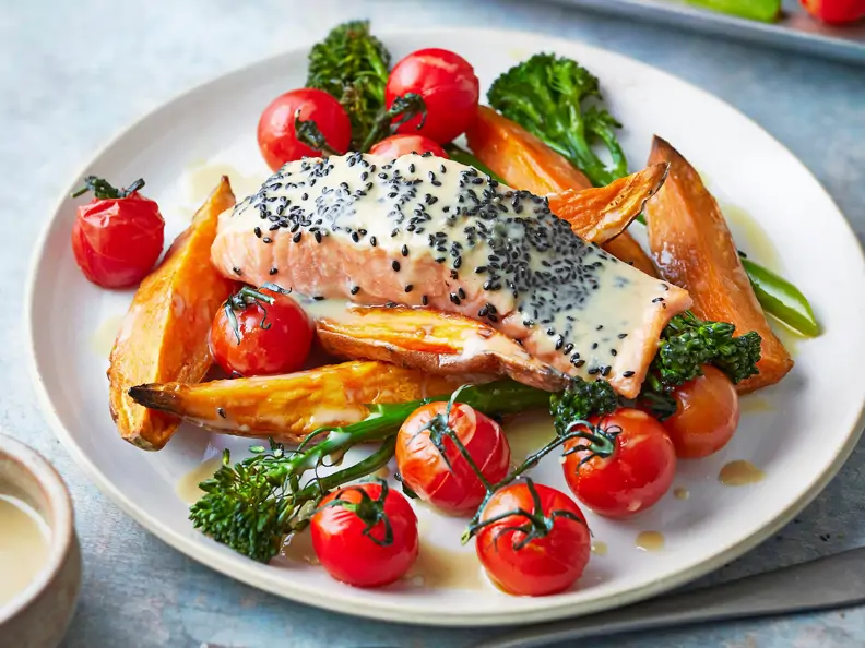 Lachs mit Süßkartoffeln und Gemüse
