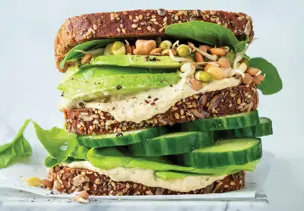 Hummus-Sandwich mit grünem Gemüse und Sprossen