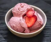 Magerquark-Eis mit Erdbeeren