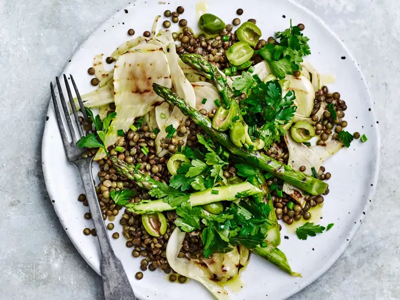 Grüner Linsensalat mit Spargel und Fenchel