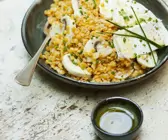 Linsen-Champignon-Bowl mit Ziegenkäse