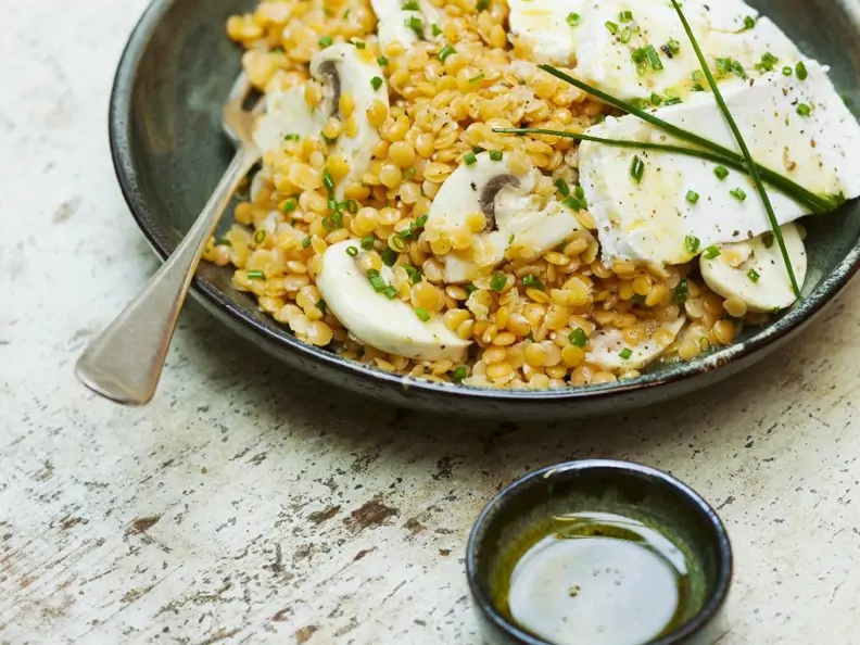 Linsen-Champignon-Bowl mit Ziegenkäse