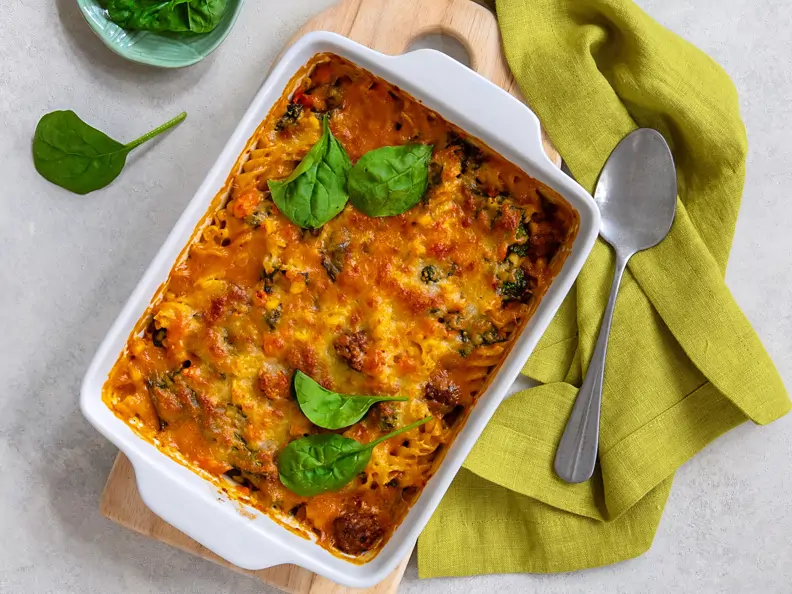 Hackbällchen-Nudelpfanne al forno mit Spinat