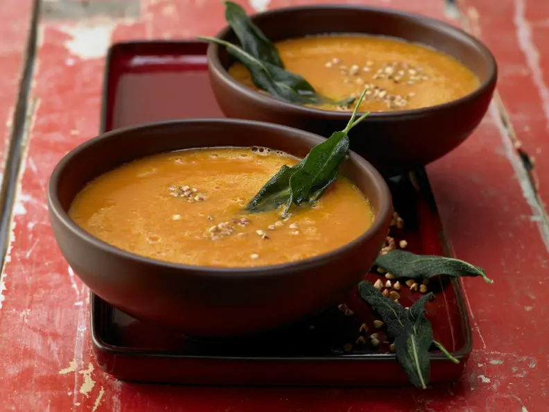 Tomatensuppe mit geröstetem Buchweizen