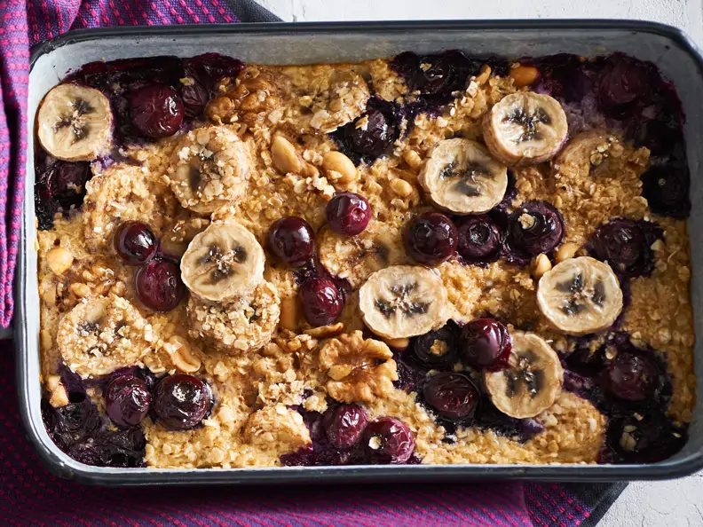 Oatmeal mit Bananen und Beeren