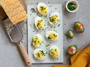 Gefüllte Eier mit Grana Padano-Zitronen-Creme und Schnittlauch