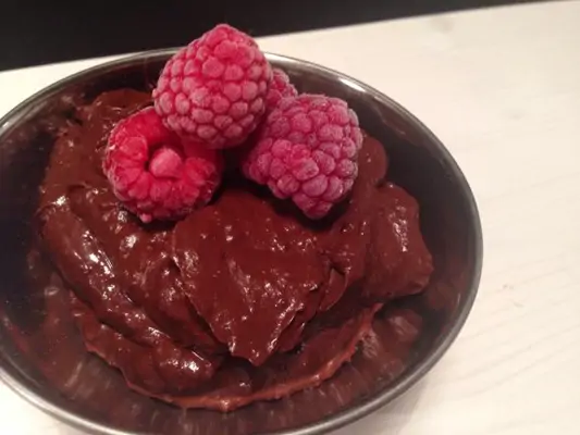 Mousse au Chocolat mit Himbeeren