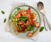Gemüsenudeln mit Lachs