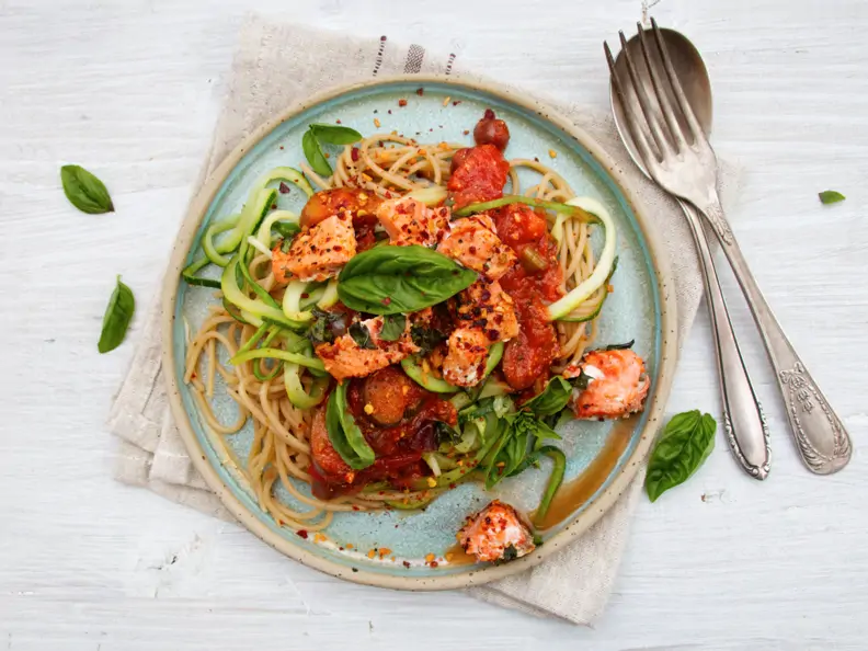 Gemüsenudeln mit Lachs
