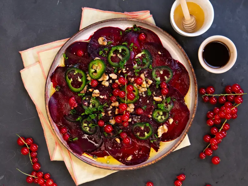 Rote-Bete-Carpaccio mit Walnüssen