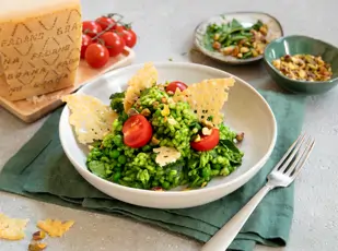 Risotto verde mit Grana Padano-Crisps, Cherrytomaten und Pistazien