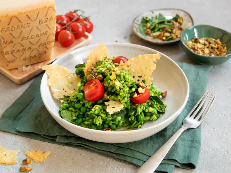 Risotto verde mit Grana Padano-Crisps, Cherrytomaten und Pistazien