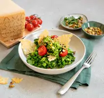 Risotto verde mit Grana Padano-Crisps, Cherrytomaten und Pistazien