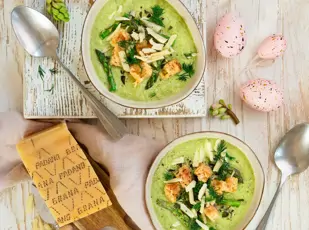 Spargel-Fenchel-Suppe mit Grana Padano-Croûtons und Dill