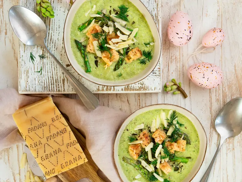 Spargel-Fenchel-Suppe mit Grana Padano-Croûtons und Dill