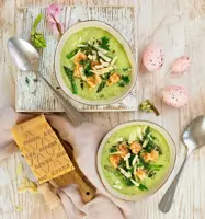 Spargel-Fenchel-Suppe mit Grana Padano-Croûtons und Dill