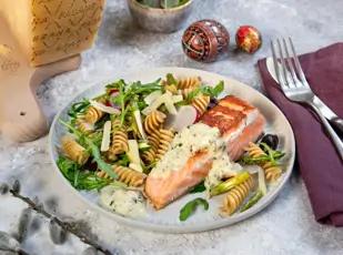 Lachs mit Kräuter-Grana Padano-Sauce und Frühlings-Pastasalat