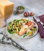 Lachs mit Kräuter-Grana Padano-Sauce und Frühlings-Pastasalat