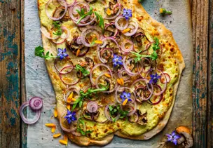 Flammkuchen mit Champignons, Gruyère und Rucola