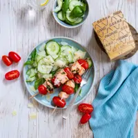 Lachs-Grillspieße mit Gurken-Grana-Padano-Salat