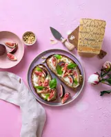 Belegte Brote mit Feigen und Grana-Padano-Creme