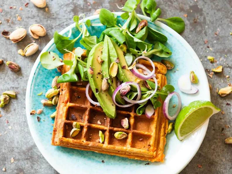 Süßkartoffel-Waffeln mit Avocado, Feldsalat und Pistazien