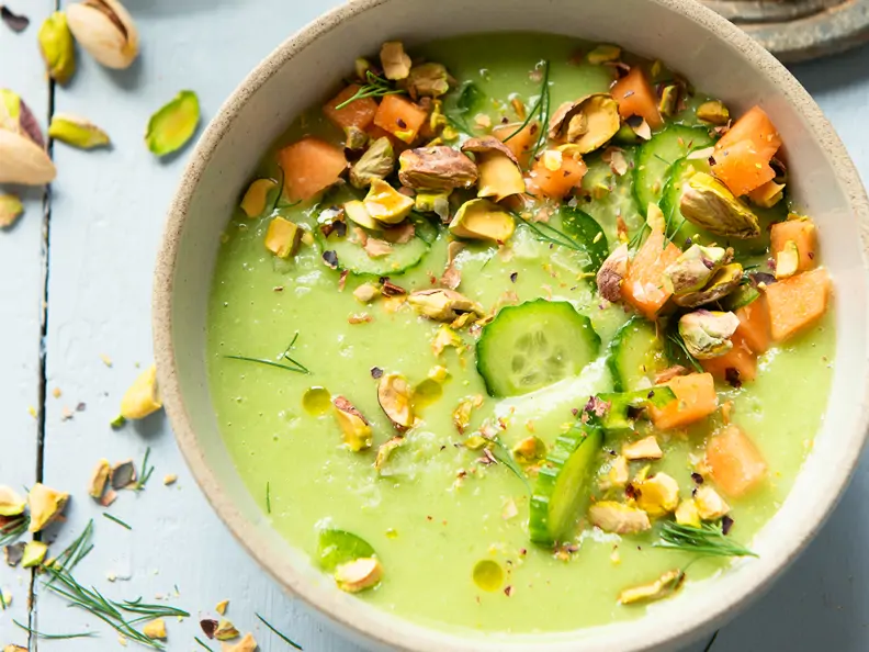 Kalte Avocado-Gurken-Suppe mit Pistazien