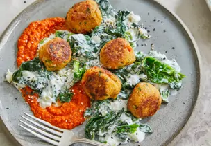Grünkernbällchen mit Rahmspinat und Ajvar