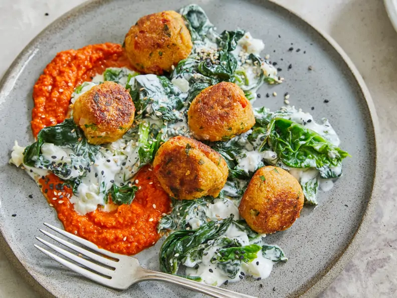 Grünkernbällchen mit Rahmspinat und Ajvar