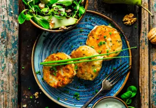 Tiroler Kaspressknödel mit Birnen-Feldsalat und Walnüssen