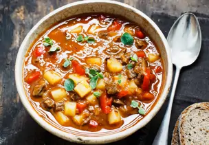 Gulaschsuppe mit Kartoffeln