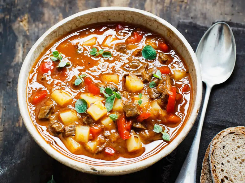 Gulaschsuppe mit Kartoffeln