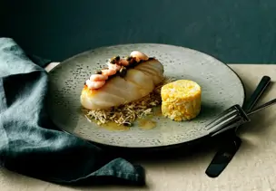 Gebratener Skrei mit Shrimps-Kapern-Topping und Eipuffer