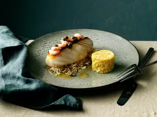 Gebratener Skrei mit Shrimps-Kapern-Topping und Eipuffer