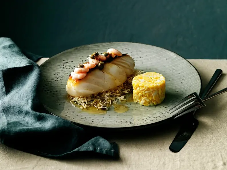 Gebratener Skrei mit Shrimps-Kapern-Topping und Eipuffer