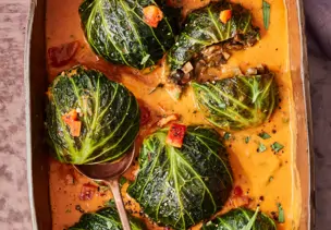 Vegane Wirsing-Pilz-Knödel auf Paprikasauce