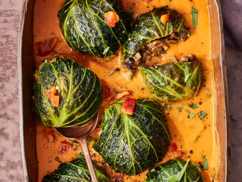 Vegane Wirsing-Pilz-Knödel auf Paprikasauce
