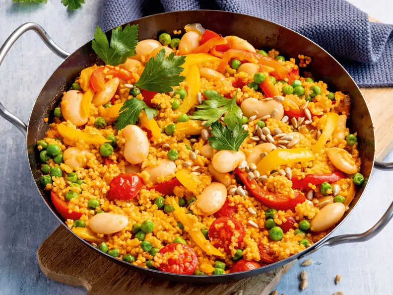 Hirse-Paella mit Bohnen und Paprika