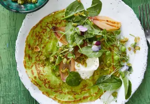 Erbsen-Crêpes mit geschmorten Schalotten und Ziegenkäse