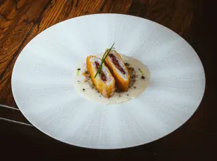 Cordon bleu von Skrei und Blutwurst mit Schnittlauchgraupen und Meerrettichcreme