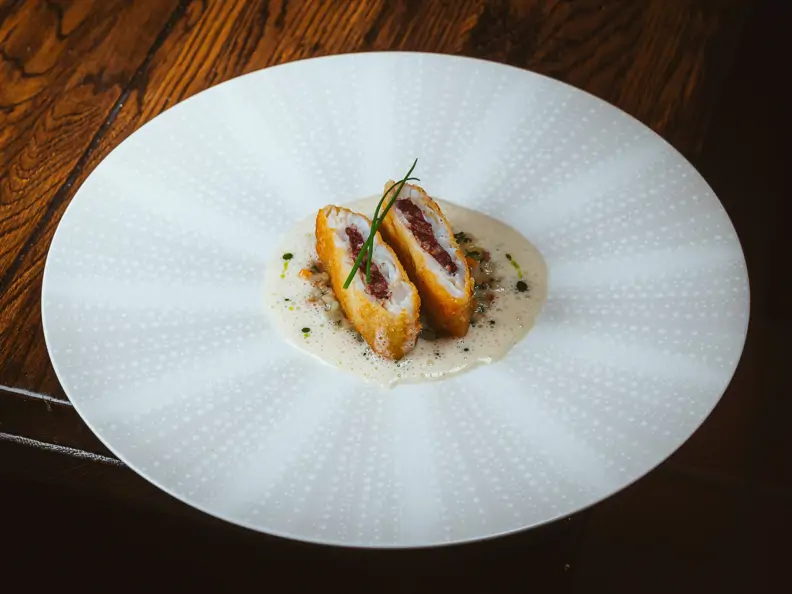 Cordon bleu von Skrei und Blutwurst mit Schnittlauchgraupen und Meerrettichcreme