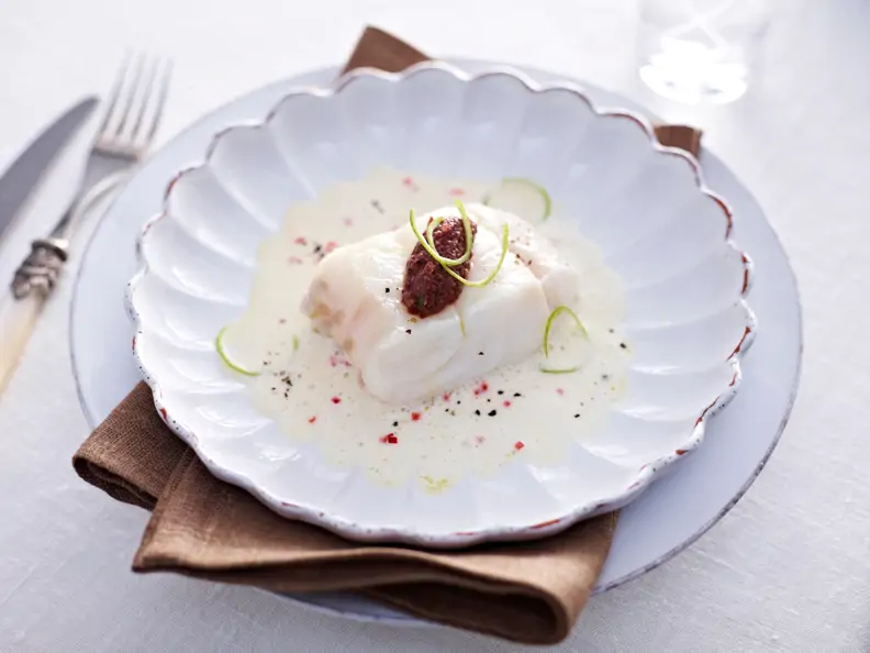 Pochiertes Skreiﬁlet mit Chili-Limetten-Sauce und Tapenade